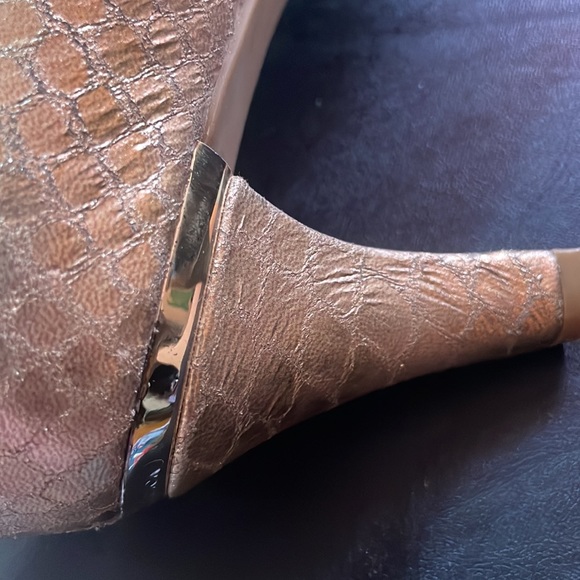 BCBGeneration Size 9/B 39  Gold snake print pumps - Picture 4 of 8
